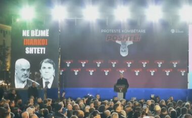 Protesta e opozitës/ “Në këtë godinë nuk është qeveria, por hajnia”, Luçiano Boçi: Këtu vjedhja ka emër dhe fillon me inceneratorët