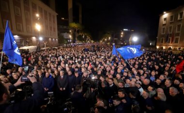 FOTOT/ Opozita në shesh, pamjet e protestës para Kryeministrisë