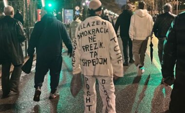 FOTOLAJM/ Qytetari zgjedh mënyrën e veçantë për të protestuar, çfarë shkroi në veshje