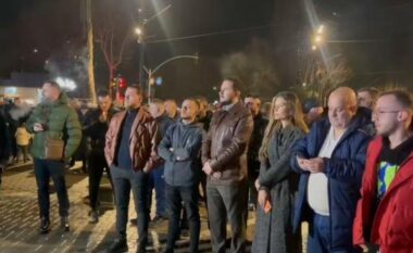 FOTO-VIDEO/ Protesta e opozitës, Ervin Salianji i bashkohet demokratëve në sheshin para Kryeministrisë