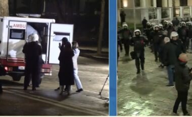 Bidonë me ujë dhe çadra drejt policisë, protestuesit sulmojnë efektivët. Qytetarët tentojnë të futen brenda Kuvendit