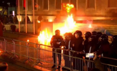 Molotovët drejt kryeministrisë, disa policë të lënduar/ Shoqërohen 3 protestues