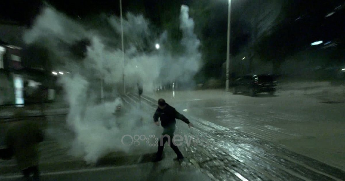 VIDEO/ “LUFTË” TE KUVENDI – Policia shpërndan turmën me ujë dhe gaz lotsjellës, qytetarët kundërpërgjigjen me gazin dhe pllakat e trotuarit drejt policisë