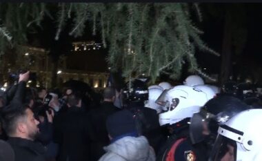 Tensionet në protestën e PD, policia njoftim zyrtar: 11 policë të dëmtuar, po marrin ndihmën mjekësore në spital