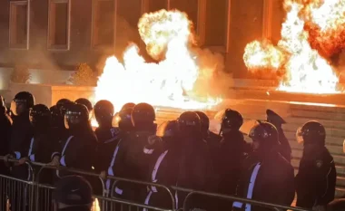 Demonstrata e opozitës, Deutsche Welle: Për tri orë u përsëritën kërkesat për dorëheqjen e Ramës e Ballukut dhe qeverinë teknike