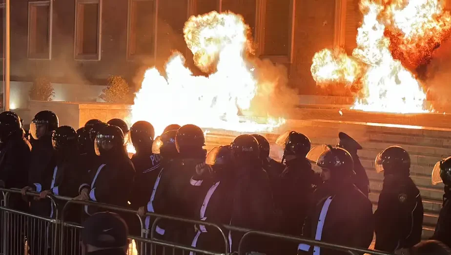 Demonstrata e opozitës  Deutsche Welle  Për tri orë u përsëritën kërkesat për dorëheqjen e Ramës e Ballukut dhe qeverinë teknike