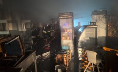 Zjarr në një lokal në Durrës, dyshohet se flaka nisi nga një shkëndijë elektrike