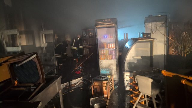 Zjarr në një lokal në Durrës  dyshohet se flaka nisi nga një shkëndijë elektrike