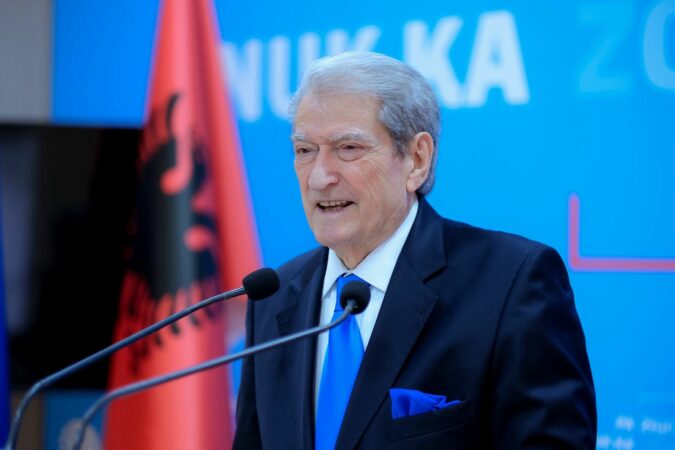 “Përdorën gaz lotsjellës 3 vite të skaduar, ishte kthyer në helm”, Berisha: Proda i krimit përdori dhunë të egër, 5 banditë tërhoqën zvarrë një 10-vjeçar