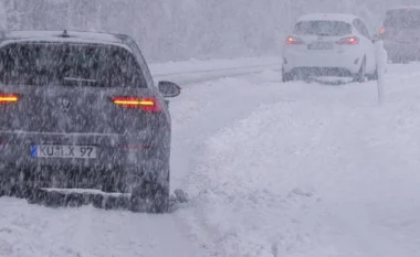 Reshjet e dendura të borës bllokojnë trafikun në të gjithë Gjermaninë