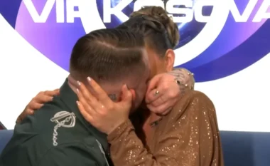 Rikthehet çifti Alba-Limi, shkëmbejnë puthje në dhomën e rrëfimit!