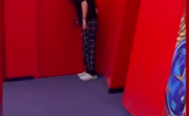 Miri xheloz për Selinën, e përgjon nga dera teksa ajo flet me Gimbon