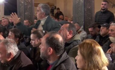 Debat me Ramën në Divjakë, fermeri: Jemi shtresa më e pambrojtur! Nxehet kryeministri: Mua njeri nuk më imponohet dot me forcë. Ulu, ka radhë!