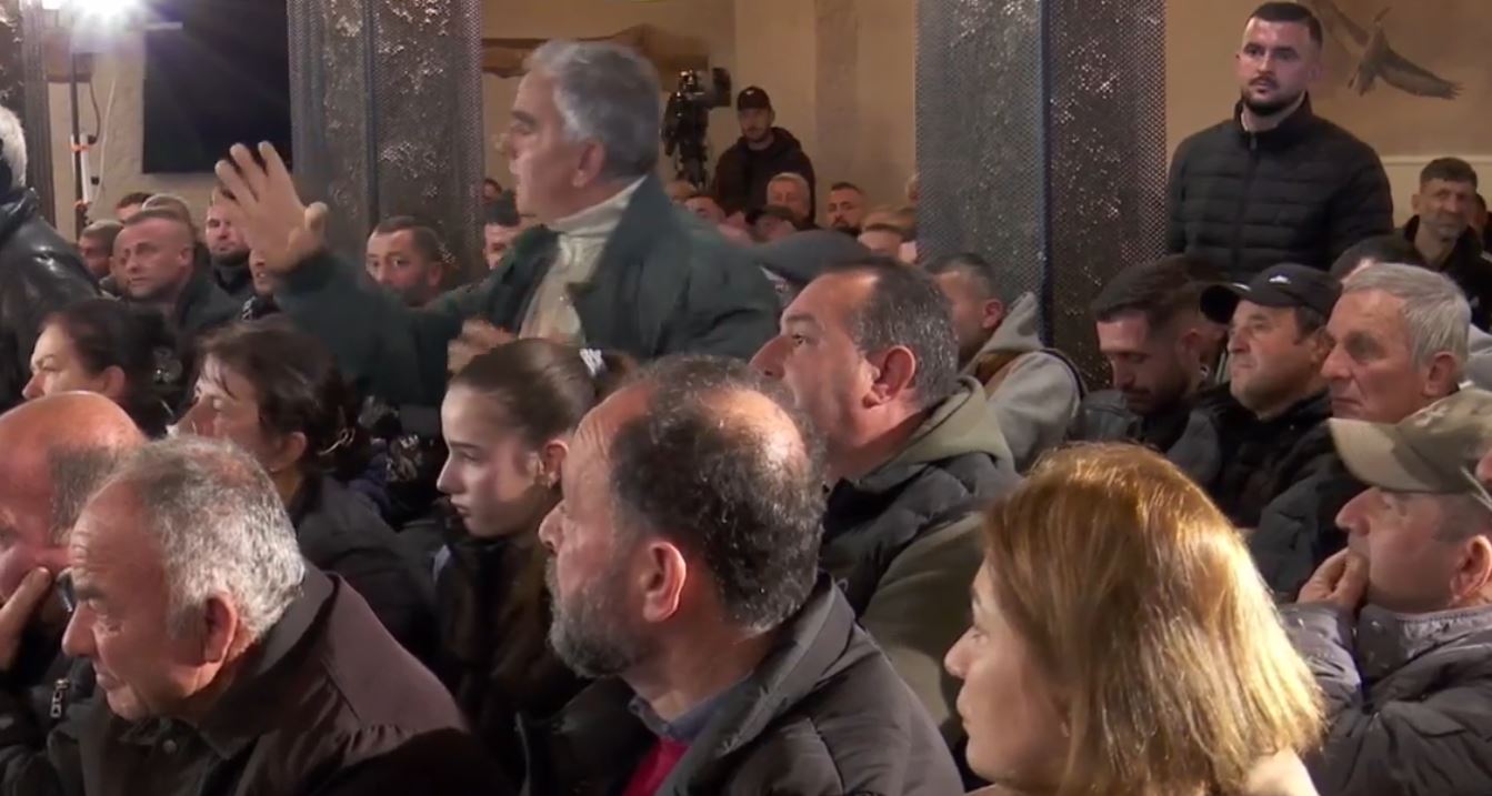 Debat me Ramën në Divjakë, fermeri: Jemi shtresa më e pambrojtur! Nxehet kryeministri: Mua njeri nuk më imponohet dot me forcë. Ulu, ka radhë!