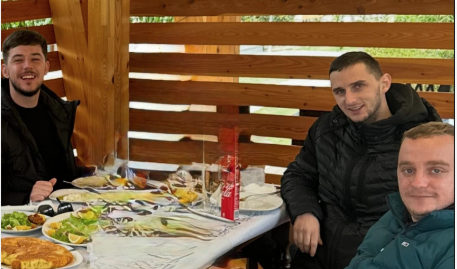 Aktori i Portokallisë mik me dy të rinjtë qe humbën jetën sot në aksident  O zot  pse mi more  Nuk do t iu harroj kurrë o vëllezër