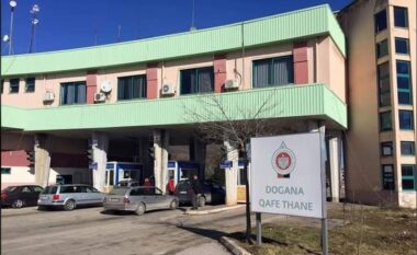 Përmbysja e autobotit me gaz bllokoi rrugën, hapet pas dy ditësh pika kufitare e Qafë-Thanës