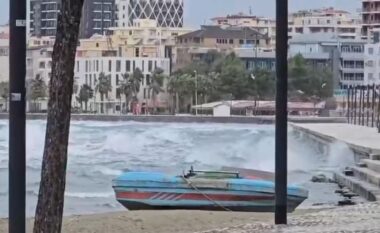 Moti i keq përfshinë Vlorën, pezullohet lundrimi i peshkarexhave dhe trageteve drejt Barit