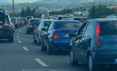 Radhë kilometrike makinash në aksin Prrenjas-Elbasan/ Pritet përkeqësim i situatës në orët në vijim