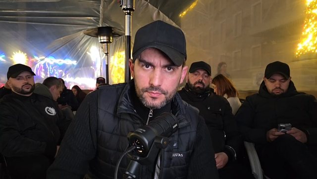 Lapaj vijon rezistencën te sheshi para Kryeministrisë  Çohuni për shoqërinë dhe demokracinë