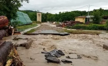 Moti i keq në Kurbin/ Përroi del nga shtrati dhe përmbyt banesa e biznese, paralizohet aksi Milot-Mamurras