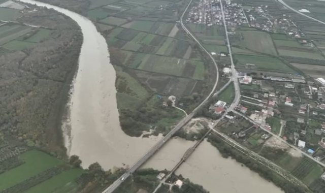 Moti i keq  Rritet niveli i lumit Vjosa  banorët rrezikojnë përmbytjen