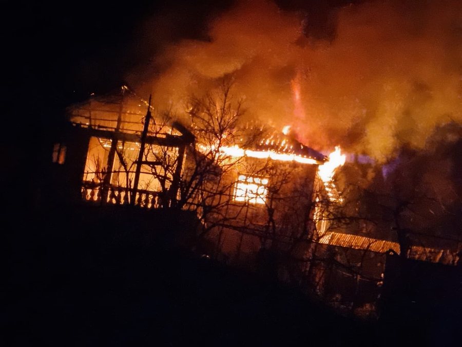 Përfshihet nga flakët një banesë në Klos  ja çfarë dihet deri më tani