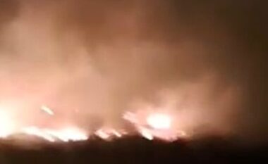 Zjarri “përfshin” zonën pranë bazës së Pashalimanit në Orikum! Era e fortë përhap flakët