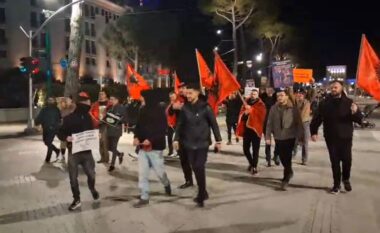 Skandali “Balluku” dhe aferat korruptive, “Shqipëria Bëhet” e Lapajt protestë kombëtare para Kryeministrisë, qytetarët mblidhen në bulevard