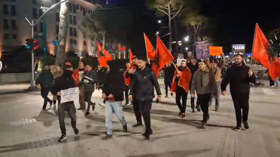 Skandali “Balluku” dhe aferat korruptive, “Shqipëria Bëhet” e Lapajt protestë kombëtare para Kryeministrisë, qytetarët mblidhen në bulevard