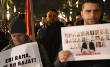 Deputeti i PD Besart Xhaferri i bashkohet protestës së Lapajt para Kryeministrisë