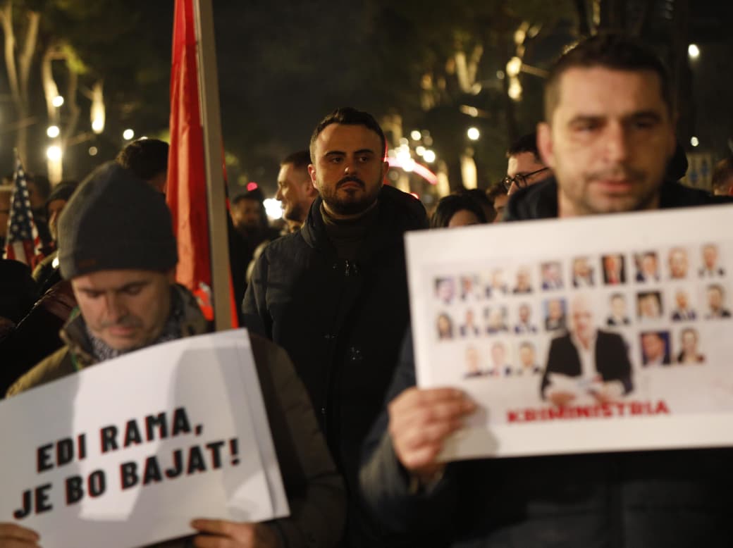 Deputeti i PD Besart Xhaferri i bashkohet protestës së Lapajt para Kryeministrisë