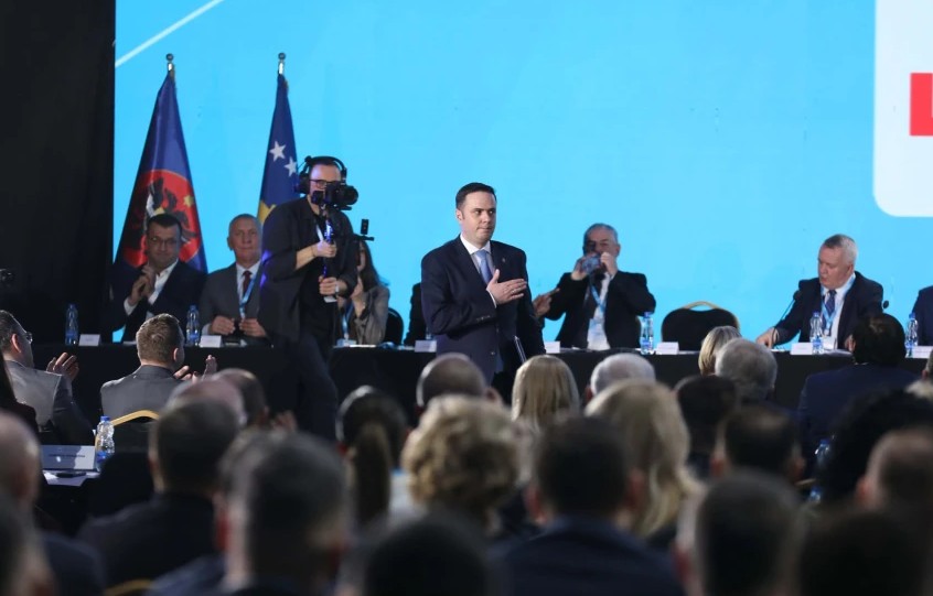 Lumir Abdixhiku mbetet në krye të LDK së  Kuvendi i partisë votoi kundër dorëheqjes së tij