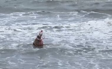 Mot i keq në vend, dëmtohet sinjalistika detare në portin e Durrësit