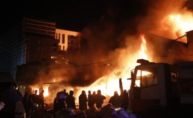 Zjarri te “5 maji”, flakët vihen në kontroll pas 4 orësh/ Izolohet vatra, shpërhapja përfshiu 50 dyqane