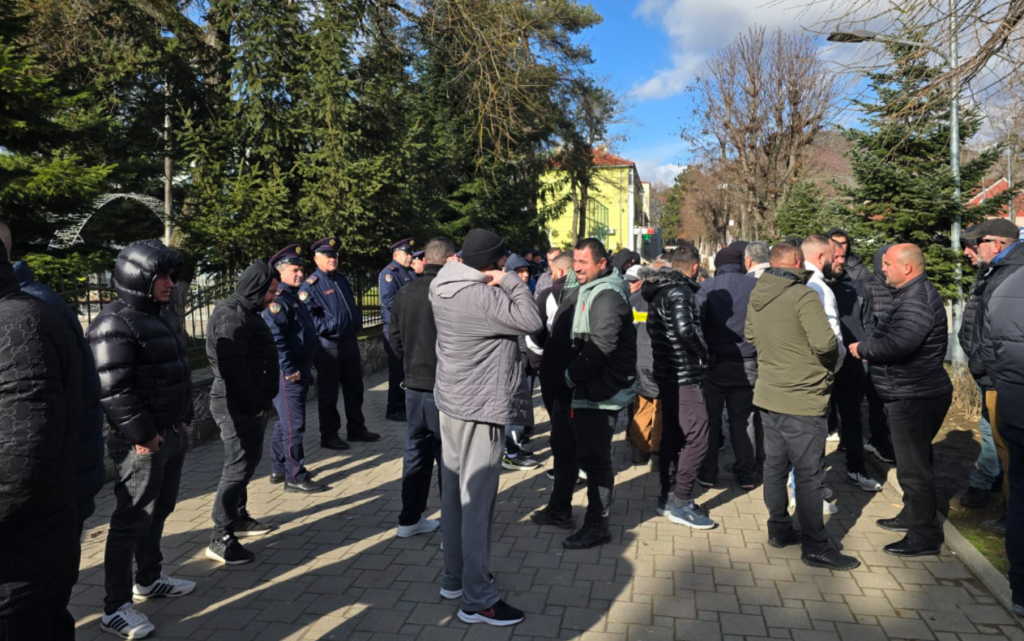 Mungesa e dëmshpërblimeve pas përmbytjeve  fermerët e Maliqit dalin në protestë