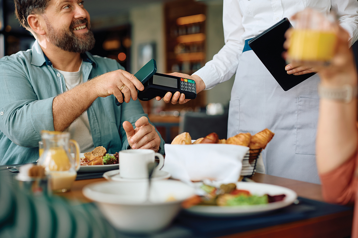 Nga hotelet, qiratë, kafetë dhe argëtimi, si turistët ndikuan në rritjen e çmimeve në dhjetor
