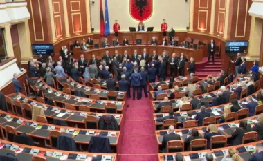 Gazment Bardhi kërkon largimin e Ballukut nga salla e Kuvendit, deputetët e opozitës bllokojnë foltoren