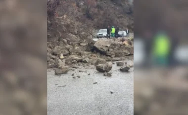 Moti i keq në vendin tonë, bllokohet rruga Elbasan-Gjinar për shkak të rrëshqitjeve të dheut (VIDEO)