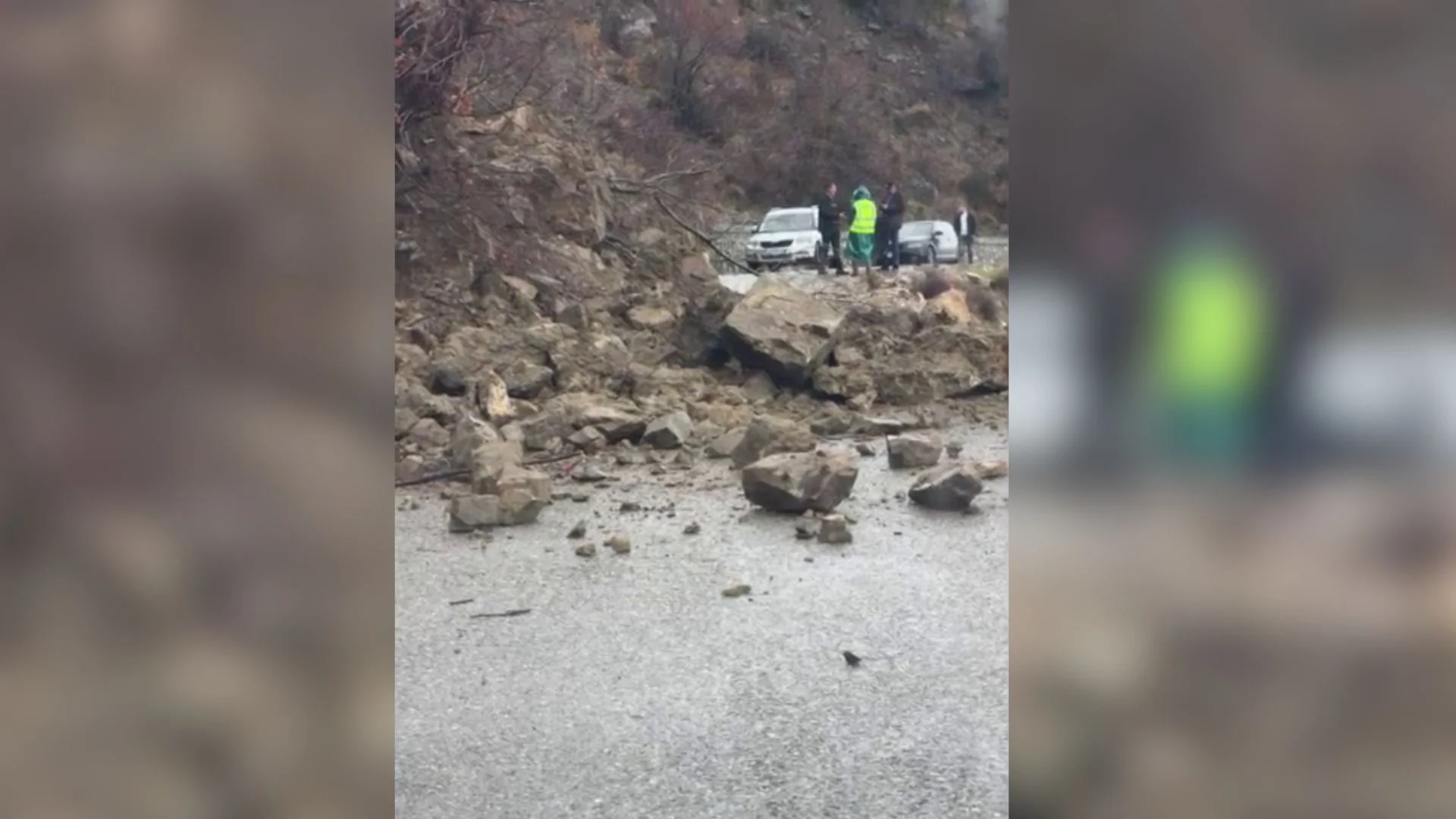 Moti i keq në vendin tonë  bllokohet rruga Elbasan Gjinar për shkak të rrëshqitjeve të dheut  VIDEO 