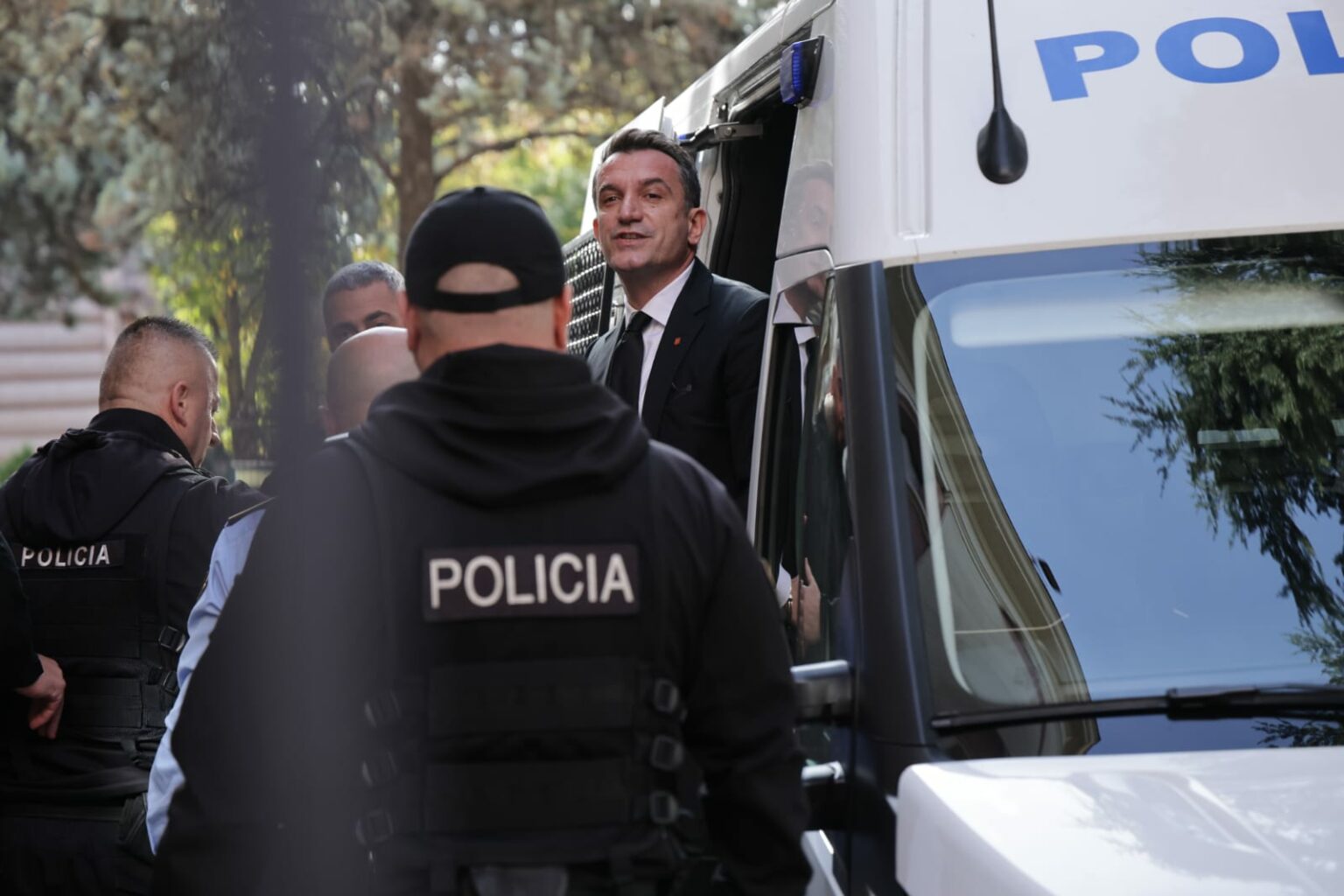 Veliaj pretendoi se nuk u shoqërua në kohë në seancë gjyqësore, reagon Drejtoria e Burgjeve: Kryebashkiaku refuzoi të…