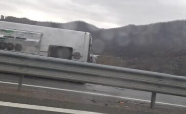 Aksident te Rruga e Kombit/ Përmbyset një ambulancë, raportohet edhe për disa makina të përplasura