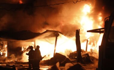 Zjarri tek magazinat e tregut të “5 Majit”/ Prokuroria: Dyshohet nga shkëndija elektrike, vijojnë hetimet