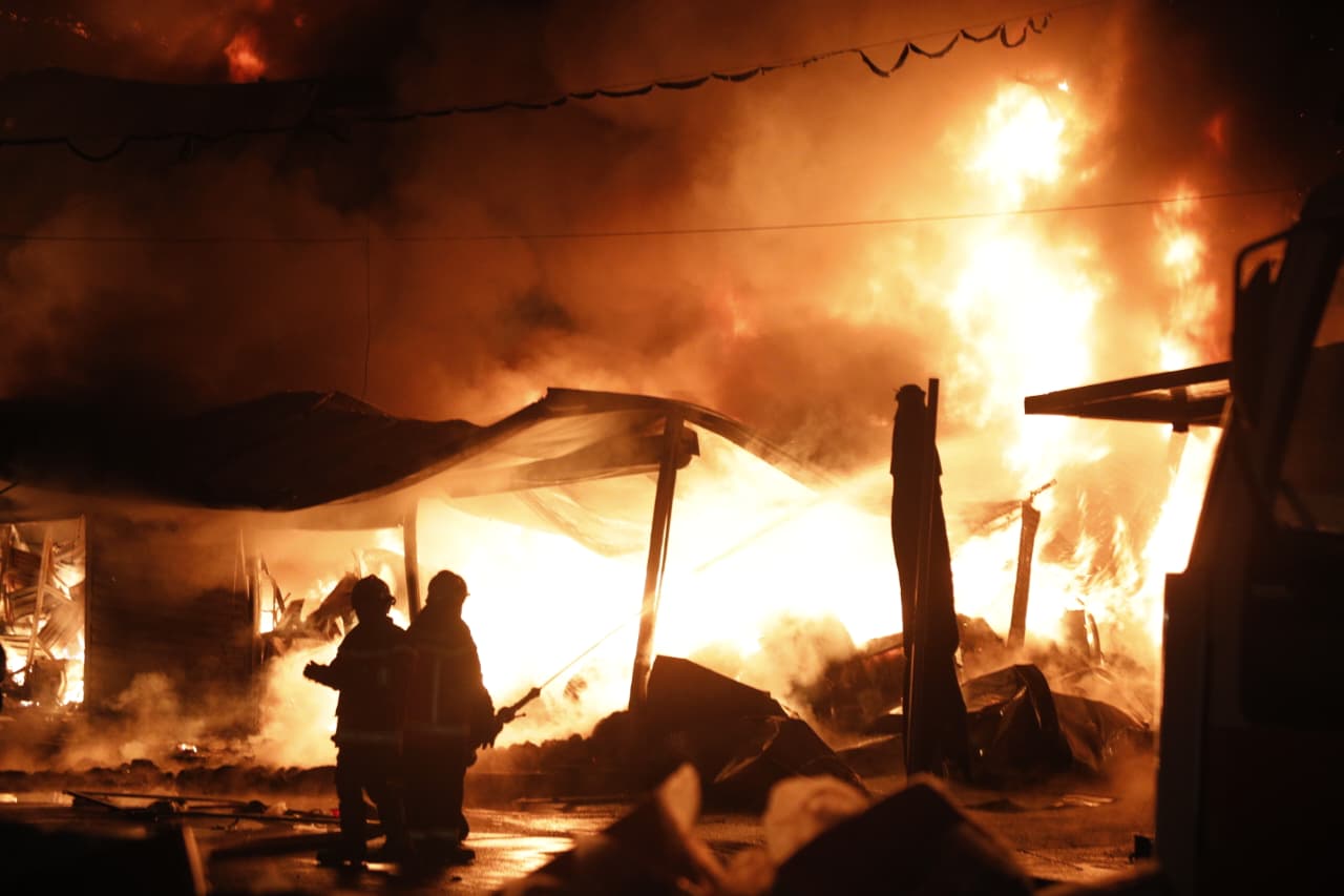 Zjarri tek magazinat e tregut të “5 Majit”/ Prokuroria: Dyshohet nga shkëndija elektrike, vijojnë hetimet