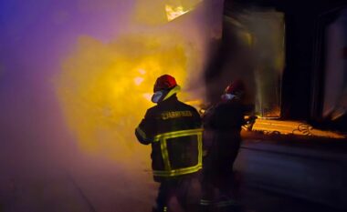 Përfshihet nga flakët traileri me karburant në Rrugën e Kombit