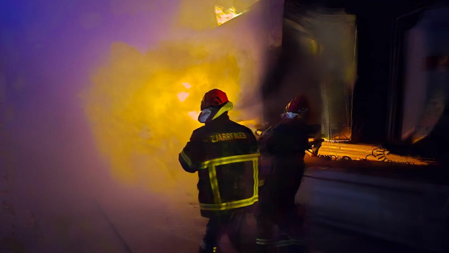 Përfshihet nga flakët traileri me karburant në Rrugën e Kombit
