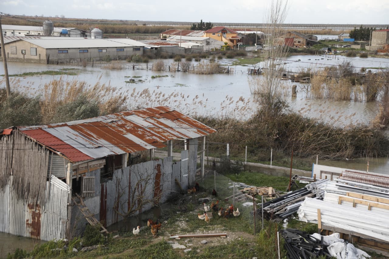 Nga Shkodra te Durrësi, Berati dhee Gjirokastra/ Agjencia Kombëtare e Mbrojtjes Civile: Situatë e rënduar nga moti i keq në disa qarqe të vendit