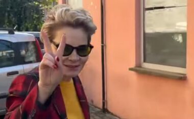 VIDEO/ Kryemadhi shkon në GJKKO, batuta me gazetarët, përshëndet me dy gishta