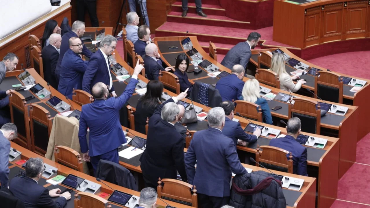 Debate dhe tensione/ Mbyllet seanca plenare pas vetëm 30 minutash