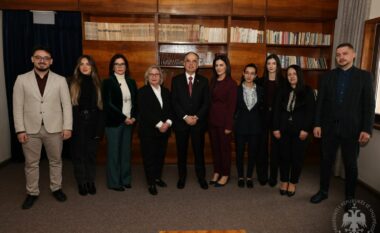 Përkujtimi për 90-vjetorin e lindjes të Kadaresë/ Presidenti Begaj vizitë në Shtëpinë Muze të shkrimtarit