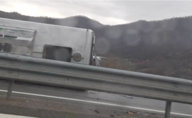 Aksident te Rruga e Kombit/ Përmbyset një ambulancë, raportohet edhe për disa makina të përplasura